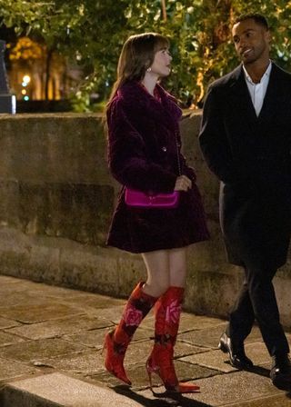 10 Chic ‘Emily in Paris’ Outfits Worth Copying Emily In Paris Winter Outfits, Emily In Paris Bags, Camille Emily In Paris Style, Paris Winter Style, Experimental Outfits, Paris Winter Outfits, Emily In Paris Lily Collins, Easy Halloween Outfit, French Outfits