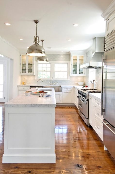 Gorgeous kitchen. Styl Hampton, Kitchen New York, Gray And White Kitchen, Herringbone Backsplash, L Shaped Kitchen, White Kitchen Design, Kitchen Redo, Large Kitchen, Kitchen Remodel Idea