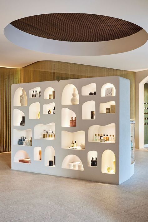 Curved Niche Wall, Curved Booth Design, Display Units Retail Store Interiors, Built In Display Shelves, Curved Walls Interior, Niche Architecture, Display Unit Design, Niche Design Wall, Wall Display Unit