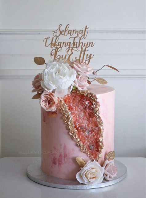 Cake And Cupcake Display Lux Birthday Cake, Rose Gold Geode Cake, Elegant Cake Designs Birthday Women, Elegant Strawberry Cake, Geode Cake With Flowers, Glamorous Birthday Cake, Glam Cake Birthday For Women, Luxury Cakes Birthday For Women, Glam Birthday Cake