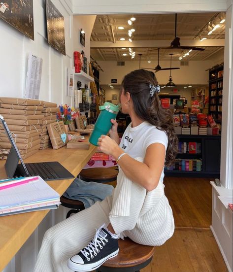 College Lifestyle Aesthetic, Aesthetic Study Library, Neutral Coffee Shop, Study Outfit Aesthetic, College Girl Aesthetic, Viviane Audi, Study Goals, Shop Outfits, Student Aesthetic