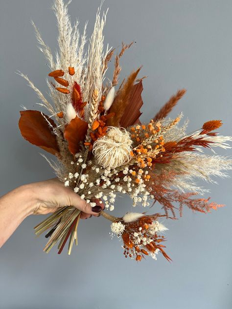 Rust Wedding Centrepiece, Fall Wedding Bouquets October Simple, Western Floral Arrangements, Terracotta Bouquet, Wedding Terracotta, Fall Fair, Dried Flowers Bouquet, Orange Wedding Flowers, Terracotta Wedding