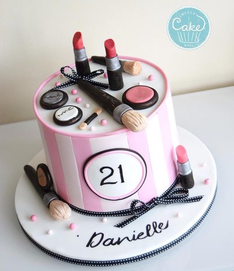 Makeup Cakes Birthday, Fashion Cakes Birthday, Makeup Cake Design, Fashion Birthday Cake, Makeup Birthday Cake, Make Up Torte, Makeup Birthday Cakes, Cake Makeup, Makeup Cake