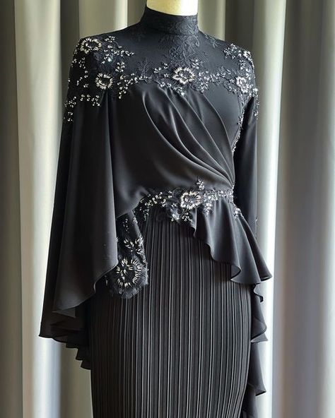 Baju Raya Ideas Fashion 2023, Flowy Black Dress, Kebaya Modern Dress, Dress Pesta, Kebaya Dress, Blouse Casual Fashion, Gowns Dresses Elegant, Batik Fashion, Long Gowns