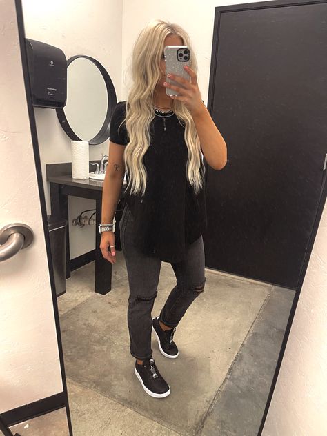 Hairstylist Wardrobe Style, Hair Stylist Black Outfits, Black Outfits Cosmetology, Hairdresser Work Outfits, Black Hairdresser Outfits, All Black Outfit For Hairstylist, Casual Salon Outfit, Hairstylist Black Outfits, Hairdressers Outfits