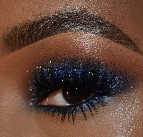 Silver And Dark Blue Eye Makeup, Dark Blue And Purple Eye Makeup, Midnight Blue Smokey Eye, Dark Blue Glitter Eye Makeup, Navy Blue Make Up Looks, Sparkly Midnight Blue Dress, Royal Blue Eye Shadow Looks, Makeup For Midnight Blue Dress, Dark Blue Glitter Eyeshadow