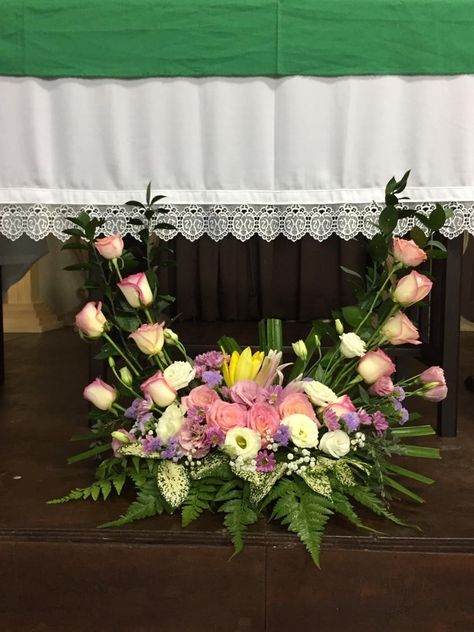 Budget Friendly Wedding Centerpieces, Door Flower Decoration, Unique Event Decor, Church Altar Decorations, Flower Picture Frames, Altar Flowers, Church Flower Arrangements, Wedding Altars, Creative Flower Arrangements