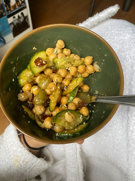 inspo vegan salad chickpeas Chickpeas Aesthetic, Salad Chickpeas, Chickpea Salad, Vegan Salad, Summer Food, Fruit Platter, Food Inspo, Chickpeas, Summer Recipes