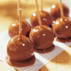 Classic Caramel Apples - these call for adding evaporated milk to the caramel - wondering if this makes it creamier? Will try... Werthers Candy, Cloud Dessert, Seafood Cravings, Caramel Drinks, Candy Apple Recipe, Caramel Apples Recipe, Werthers Original, Fruit Trays, Caramel Dip