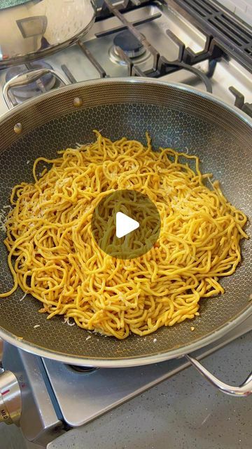 Fried Crabs Recipe, Egg Fried Noodles, Garlic Buttered Noodles Recipe, Pancit Noodles, Buttered Noodles Recipe, Garlic Butter Noodles, Chipotle Pasta, Fried Crab, East Recipes