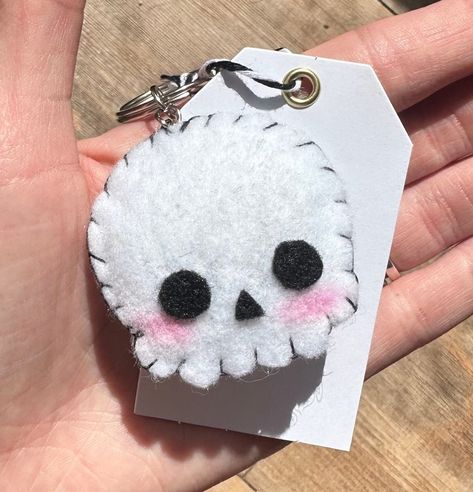 Handmade felt skull keychain with blushing cheeks. All items are hand-sewn by Alice's Felt Creations. All items are also made to order and can be customized by request. Thank you for supporting my small business! Kuromi Felt Pattern, Diy Felt Crafts To Sell, Felt Keychain Diy, Cute Felt Crafts, Things To Make With Felt, Felt Hello Kitty, Felt Skeleton, Felt Sewing Projects, Felt Charms