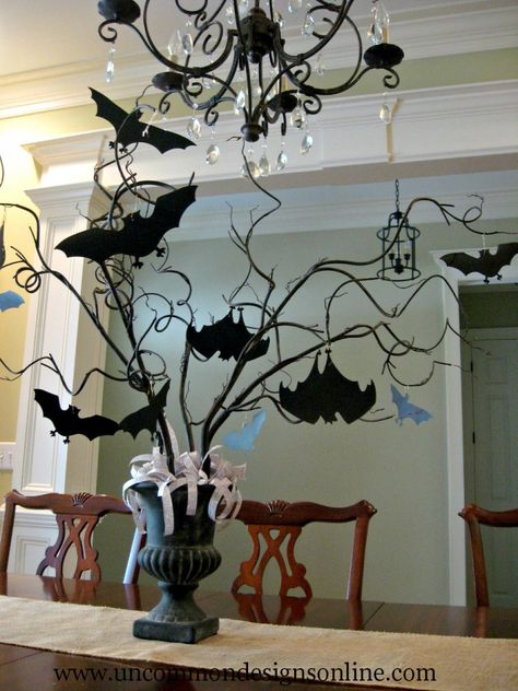 The perfect spooky centerpiece for Halloween. A #DIY Paper Bat Halloween Tree. Ball Theme Party, Paper Halloween Decorations, Décoration Table Halloween, Paper Bats, Bat Decor, Corner Tables, Paper Bat, Table Halloween, Hallowen Ideas