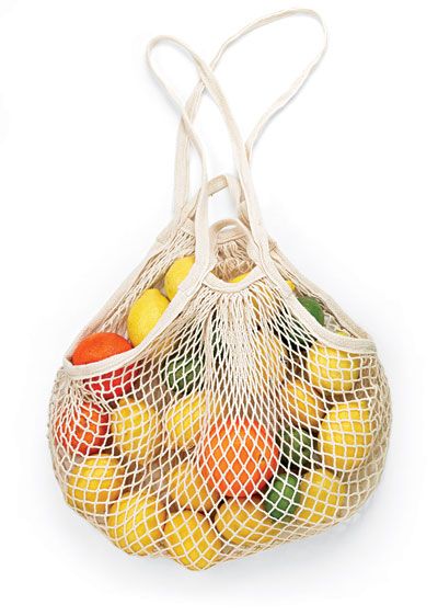 Netted Cotton Ecobag ($8; www.reusablebags.com), a design based on a bag popular in Soviet-era Russia called an avoska. Vegetable Bag, Fruit And Vegetable Storage, Reusable Produce Bags, Retail Bags, Merchandise Bags, It Bag, Fruit Storage, Produce Bags, Net Bag