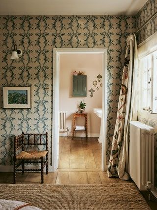 Lucy Cunningham's Hampshire cottage is a place of considered beauty Hampstead House, Garden Magazine, Riverside House, Edwardian House, Victorian Cottage, House Of Beauty, Inspire Me Home Decor, Cottage Interiors, Dining Nook