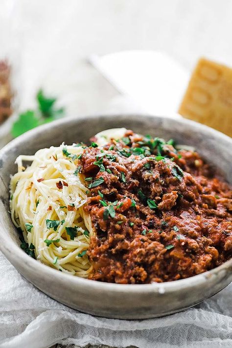 This delicious homemade spaghetti sauce recipe is loaded with beef, Italian sausage, and tomatoes for the ultimate ragu. Marinara Spaghetti, Homemade Spaghetti Meat Sauce, Pomodoro Sauce Recipe, Gravy Seasoning, Best Spaghetti Sauce, Homemade Spaghetti Sauce Recipe, Canned Spaghetti Sauce, Billy Parisi, Chef Billy Parisi