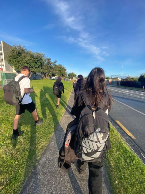 Nz School Aesthetic, Friends In School Aesthetic, High School Friend Group Aesthetic, High School Friends Aesthetic, Popular Aesthetic High School, Highschool Aesthetic Friends, New School Aesthetic, School Core Aesthetic, American Teenager Aesthetic