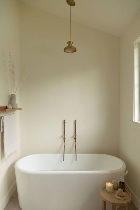 Remodelista Bathroom, Moss Bathroom, Modern Victorian Interior Design, Introduction To Photography, Gillian Stevens, British Interior, Carrara Marble Countertop, Antique Windows, Studio Kitchen