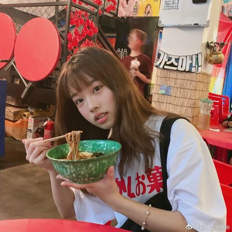 Eating Reference, Unfiltered Aesthetic, Eating Noodles, Girl Eating, Eating Ramen, Human Reference, Anime Hair, Phone Photography, Drawing Poses