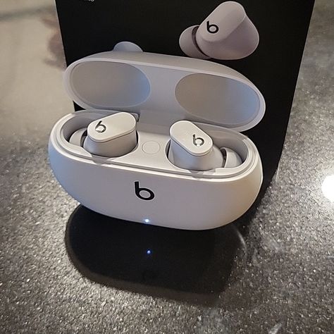 Beats By Dr Dre Studio Buds Totally Wireless Noise Canceling Ear Buds. I Have Never Used It Before. Beats Earbuds Aesthetic, Beats Buds, Baddies Hairstyle, Shure Headphones, Beats Earphones, Beats Earbuds, Beats Studio Buds, Dre Headphones, Hello Kitty Phone Case