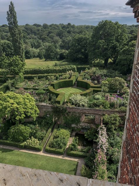 Dark Cottage Core Garden, Dark Academia Garden Aesthetic, Big Garden Aesthetic, Nia Core Aesthetic, Secret Garden Aesthetic Dark, Victorian Garden Aesthetic, Slender Mansion, Dark Academia Garden, Mafia House Aesthetic