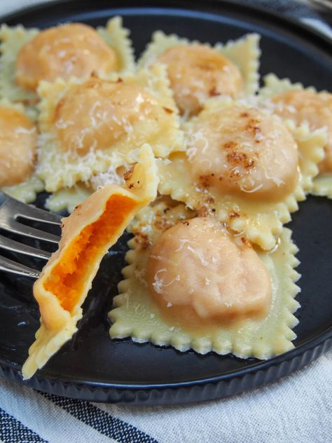 These sweet potato ravioli combine homemade egg pasta with a smooth and flavorful sweet potato filling. Comforting and delicious in every bite. Carrot Ravioli, Sweet Potato Pasta Recipe, Home Made Ravioli, Sweet Potato Ravioli, Potato Ravioli, Sweet Potato Filling, Sweet Potato Pasta, Yaki Udon, Ravioli Filling