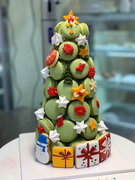 Macaron Tree, Macaroons Christmas, Christmas Dessert Menu, Christmas Tree Desserts, Christmas Afternoon Tea, Donut Decorating Ideas, Tree For Christmas, Christmas Macarons, Christmas Pastries