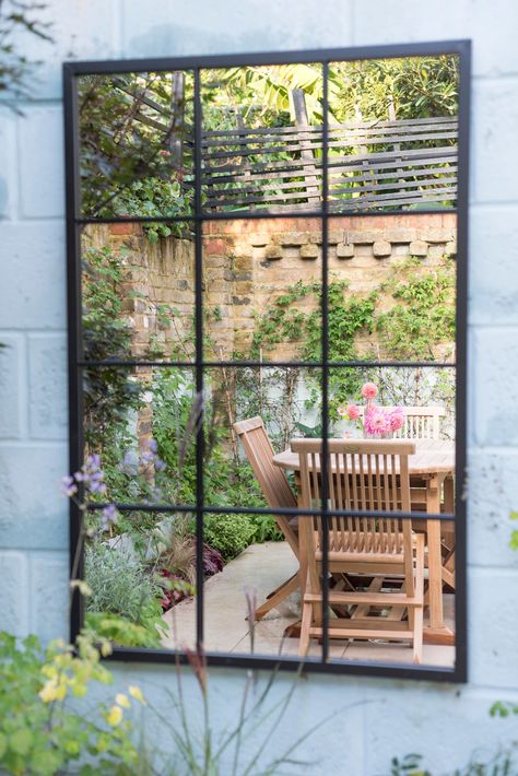 Outdoor Mirrors Garden, Mirrors In The Garden, Small Garden House, London Courtyard, Wall Of Roses, Garden Furniture Ideas, Home Garden Ideas, Garden Line, Courtyard Gardens