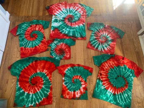 Christmas Tye Dye Ideas, Christmas Tye Dye Patterns, Christmas Tie Dye Patterns, Tye Dye Christmas Shirts, Christmas Tie Dye Shirts, Tie Dye Snowflake, Red Tye Dye Shirts, Christmas Tie Dye, Tye Dye Patterns