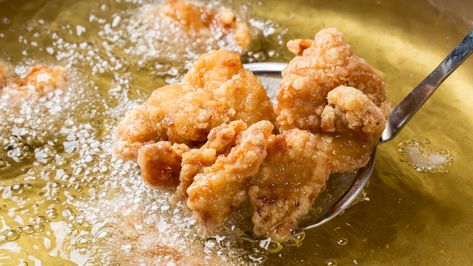 You should be frying your chicken at this temperature Fried Drumsticks, Chicken Temperature, Cooking Fried Chicken, Chicken Breast Crockpot Recipes, Crockpot Chicken Breast, Making Fried Chicken, Fry Chicken, Fried Chicken Breast, Korean Fried Chicken