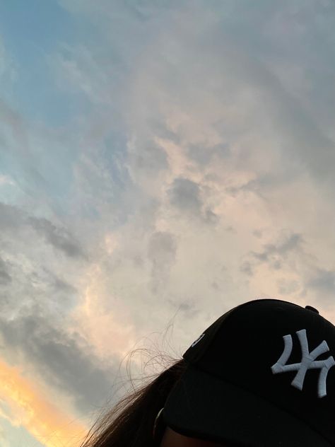 Picture With Cap, Caps Aesthetic, Cap Aesthetic, Stories Ideas Instagram, Instagram Picture Ideas, Phone Wallpaper Boho, Iphone Wallpaper Sky, Story Ideas Pictures, Night Scenery