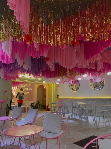 Streamers Ceiling Decorations, Tinsel Ceiling, Fringe Ceiling Decor, Ceiling Party Decorations, Ceiling Decoration Ideas, Ribbon Ceiling, 40th Party Decorations, Ceiling Streamers, House Party Decorations