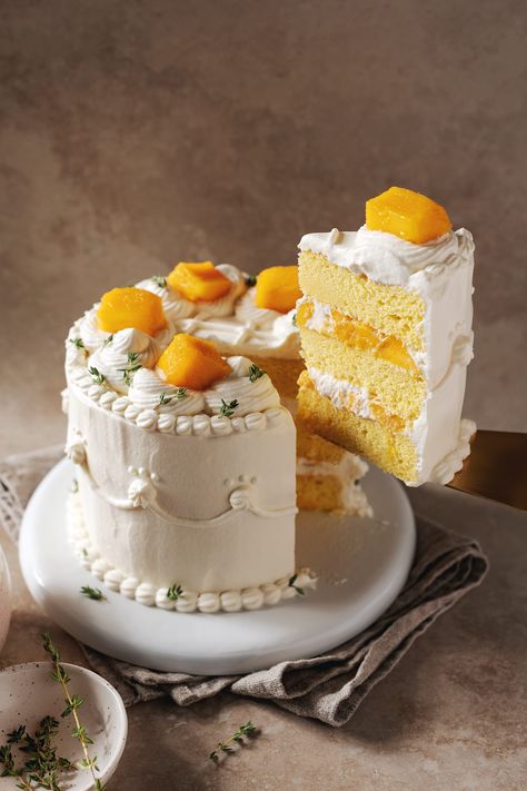 Layered Cakes Ideas, Mango Wedding Cake, Whipped Cream Cake Decoration, Types Of Cakes Flavors, Korean Cream Cake, Mango Birthday Cake, Mango Cream Cake, Chiffon Cake Decoration Ideas, Korean Whipped Cream Cake