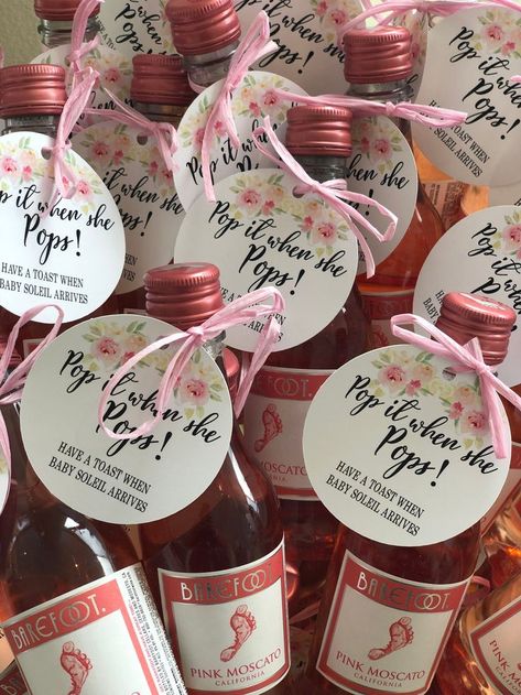 Pop It When She Pops, Baby Shower Favours For Guests, Personalized Baby Shower Favors, Wine Bottle Tags, Baby Pop, Baby Shower Favors Girl, Diy Bebe, Mini Champagne, Girl Baby Shower Decorations