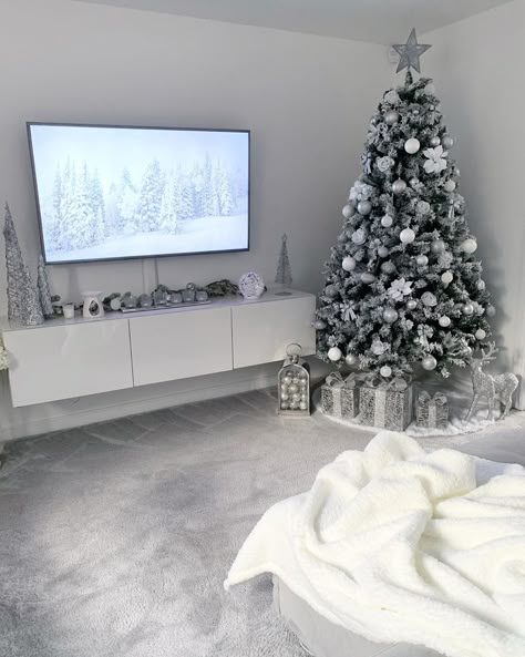 Grey Christmas Decor, Grey Christmas Tree, Christmas Tree Inspo, Glam Christmas Decor, Christmas Apartment, Glam Christmas, Christmas Themes Decorations, Christmas Tree Inspiration, Christmas Room Decor