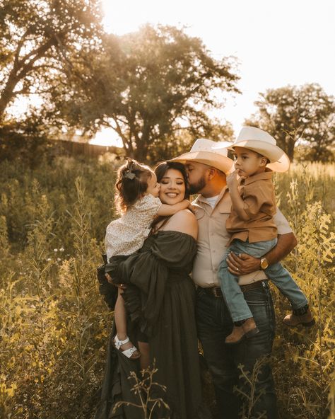 Little family Family Of 4 Picture Outfits, Family 4 Photoshoot, Family Of Five Photoshoot, Farm Family Pictures, Homestead Style, Fall Minis, Family Poses, Family Of Five, Family Of 4