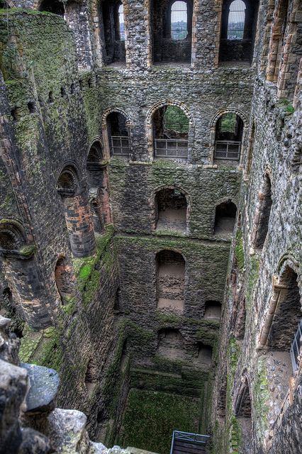 Rochester Castle ~ Kent, Rochester Castle, Rochester Kent, Old Castle, Famous Castles, Kent England, Abandoned Castles, Nature Architecture, Castle Ruins, Abandoned Mansions