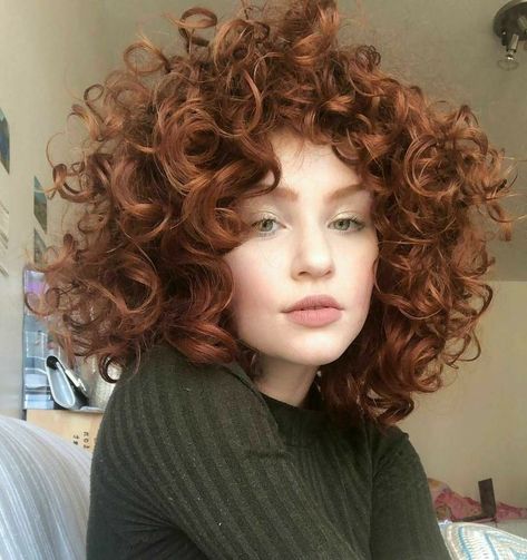 60's Hairstyles, Hairstyles Tied, Formal Hairstyles For Long Hair, Red Curly Hair, Ginger Hair Color, Hair Volume, Front Hair Styles, Curly Hair Inspiration, Curly Hair With Bangs