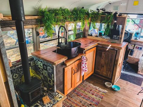 Hippie Camper Interior, Burger Trailer, Skoolie Design, Skoolie Ideas, School Bus Tiny House, School Bus Camper, Homeless Shelters, Kombi Motorhome, Camper Interior Design