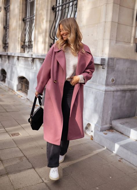 Pink Trench Coat Outfit Winter, Pink Coat Street Style, New York Trip Outfits, Pink Coat Outfit Winter, Warm Skin Tone Colors, Long Pink Coat, Pink Coat Outfit, Skin Tone Colors, Light Pink Coat