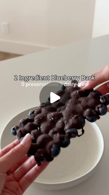 Kelsey Rose on Instagram: "NO-BAKE BLUEBERRY BARK 🫐 — low-sugar, dairy-free, gluten-free & a HEALTHY snack!!  It’s official, I’m never buying the store bought version of chocolate covered blueberries ever again. Minimal ingredients means it’s SUPER CLEAN with 0 preservatives or added sugar. It keeps so well in the fridge and there’s something that hits different with this one since it’s not frozen.  You need to try it!! And I bet you already have both ingredients at home.   INGREDIENTS: + 1 pint of organic blueberries  + 1/2 cup melted chocolate   INSTRUCTIONS: 1.) line up blueberries on parchment paper, side-to-side  2.) melt chocolate (optional: add coconut oil) and use a spoon to pour over blueberries. Cover to your desired amount of chocolate, add sea salt to top and refrigerate for m Blueberry Bark, Chocolate Covered Blueberries, Kelsey Rose, Blueberry Bars, Quick Healthy Snacks, Organic Blueberries, Hits Different, Melted Chocolate, Low Sugar