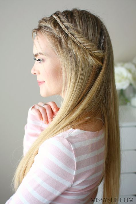 I’ve been seeing this stacked fishtail and mini braid combo everywhere! Since it’s always in the back of my mind I thought it’d be fun to share how I would style it. Headband braids are such a great way to add a little something extra… Prom Hairstyles All Down, Straight Wedding Hair, Blonde Hairstyles, Simple Wedding Hairstyles, Girl Braids, Fishtail Braid, Best Wedding Hairstyles, Beautiful Braids, Penteado Cabelo Curto