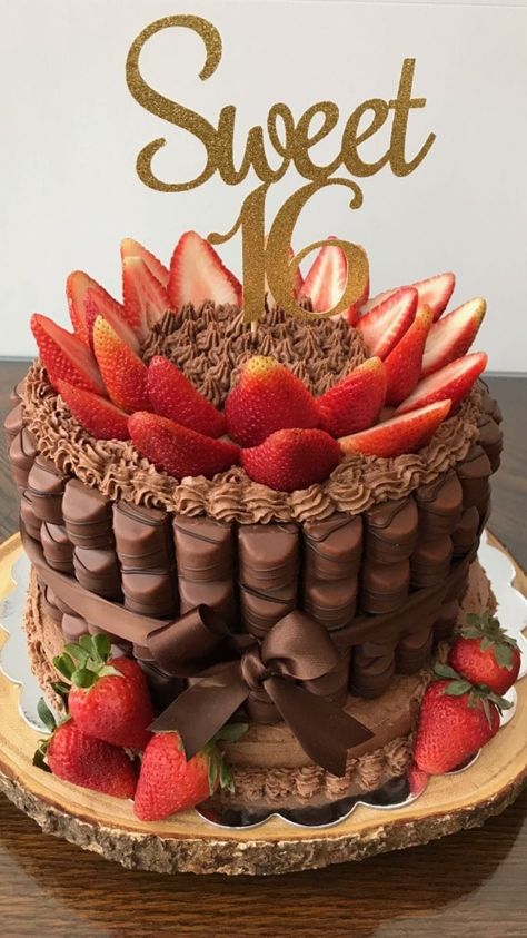 Sweet 16 Cakes Chocolate, Strawberry Decorations Cake, Chocolate Sweet 16 Cake, Chocolate Birthday Cake With Strawberry, Birthday Cake Ideas Sweet 16, Sweet 16 Party Ideas Cake, Sweet 16 Cake Ideas Simple, Big Cakes Birthday, Cake For 16th Birthday Girl