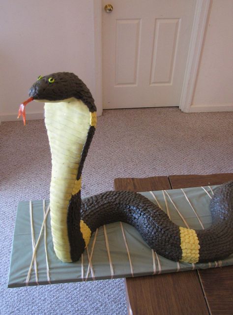 Cobra Cake This was my son's 5th birthday cake. He loves King Cobras, so for his birthday he wanted a cobra cake. It was lots of... Cobra Cake, Halloween Dinner Party Food, Cake Children, Snake Cake, Digger Cake, Art Birthday Cake, Snake Cakes, Snake Birthday, Snake Party