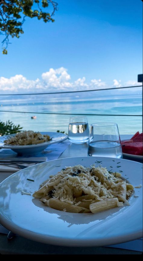 Beach Aesthetic Food, Lunch Restaurant Aesthetic, Lunch Aesthetic Restaurant, Alfonso Coke, Food On Vacation, Brunch Pasta, Dinner On Vacation, Food With A View, Lunch At The Beach