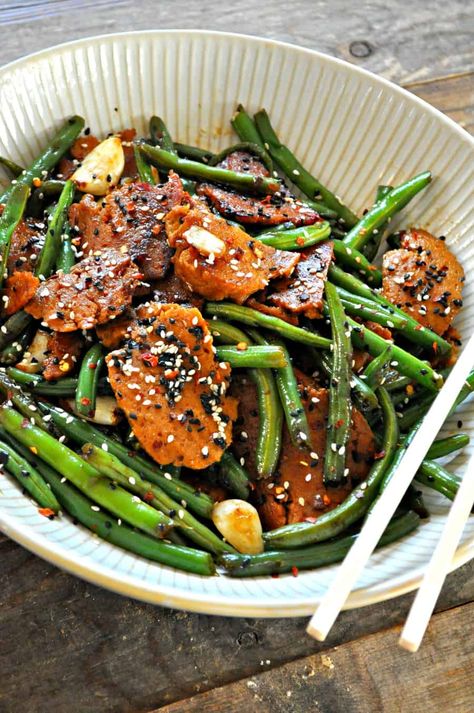 Vegan sesame ginger seitan is quick, healthy and so incredibly delicious. Sauteed green beans, crispy seitan strips in a sesame ginger sauce! Recipes Green Beans, Rabbit And Wolves, Diet Recipes Low Calorie, Seitan Recipes, Low Calorie Vegan, Sesame Ginger, Vegan Asian, Vegan Main Dishes, Green Bean Recipes