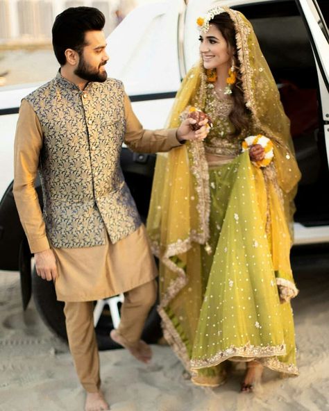 Groom Mehendi Dress Designs, Mehndi Groom Outfit Pakistani, Mehndi Dressing, Mehndi Dress For Groom, Mehndi Function Dresses, Haldi Function Dress, Mehndi Bride Dress, Shaadi Outfits, Mehndi Event