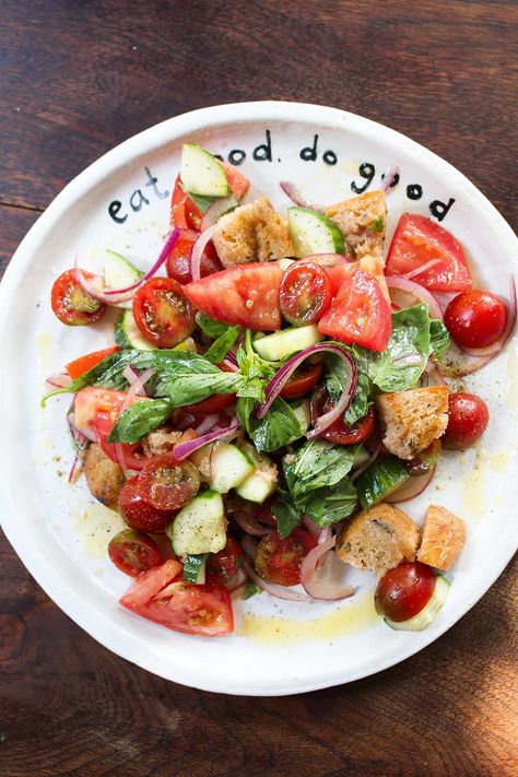 Tomato Panzanella Salad Tomato Panzanella Salad, Salad With Tomatoes, Garlic Uses, Panzanella Salad, Leftover Bread, Vinegar Uses, Pan Fry, Italian Salad, Piece Of Bread