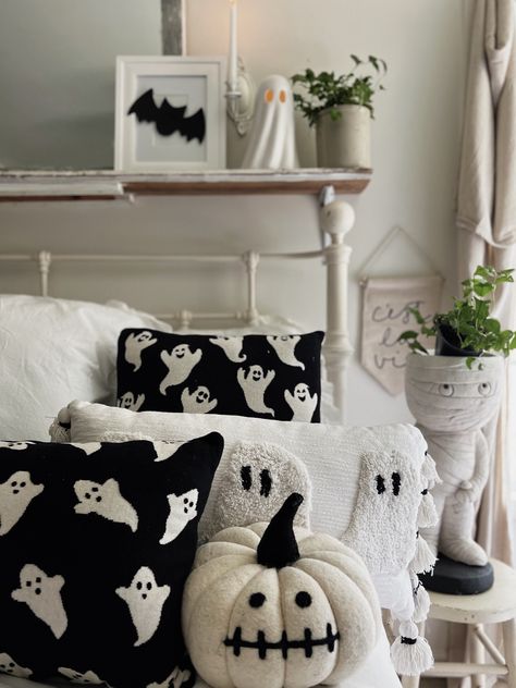 Halloween Themed Room Decor, Minimalist Halloween Bedroom, Black And White Spooky Bedroom, Spooky Pillow Diy, Ghost Living Room Decor, Classic Halloween Decor Living Room, Minimalist Halloween Decor Living Room, Minimalistic Halloween Decor, Cute Halloween Room Decor