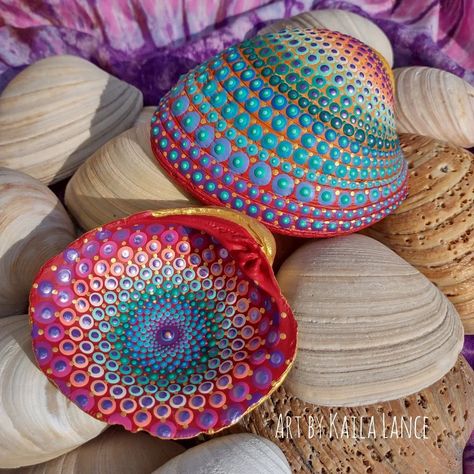 Handpainted Crafts To Sell, Painted Items To Sell, Painted Shells Ideas, Hand Painted Seashells, Painted Seashells Ideas, Seashell Painting Acrylic, Mandala Seashell, Painted Shells Seashells, Seashell Painting Ideas