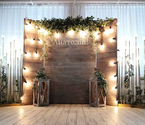 Photo Wall Greenery, Picture Area For Parties, Backdrop Lighting Ideas, Country Backdrop Ideas, Wooden Picture Backdrops, Wood Background For Party, Farmhouse Backdrop Ideas, Prom Photo Backdrop Ideas, Shiplap Wedding Backdrop